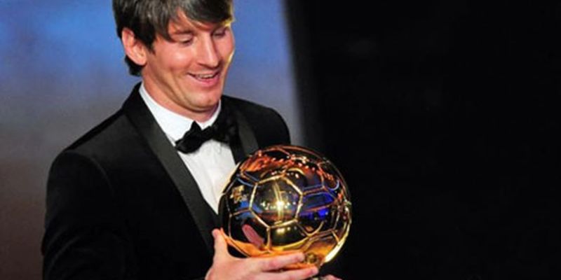 Messi nhận bóng vàng năm 2010